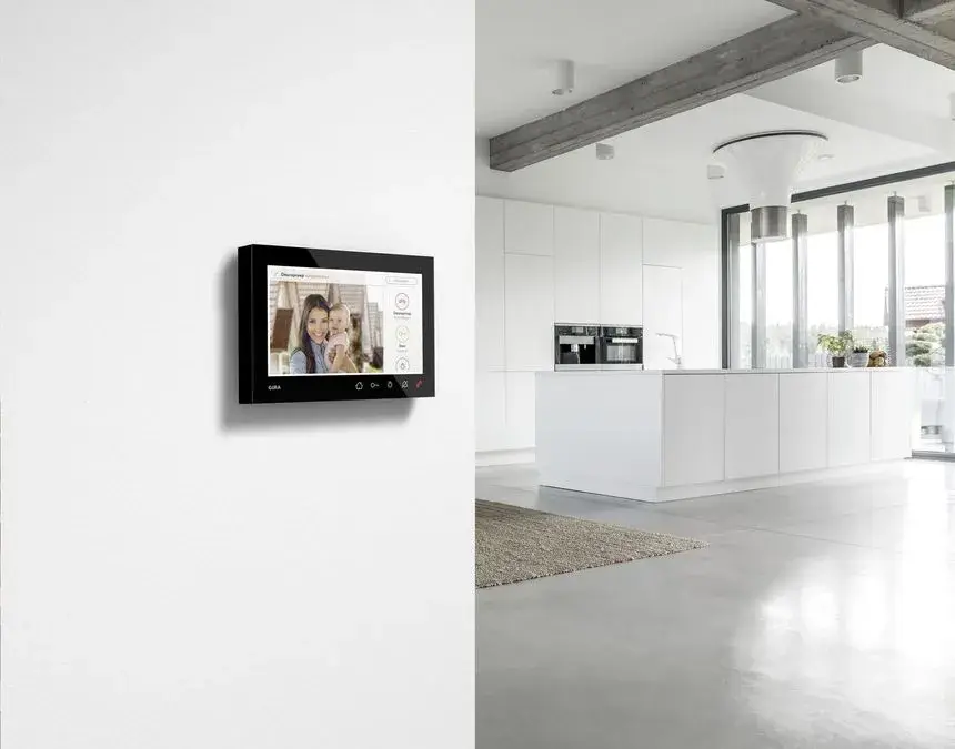 Ein modernes Zimmer mit einem Rahmen an der Wand und minimalistisch eingerichteter Umgebung.