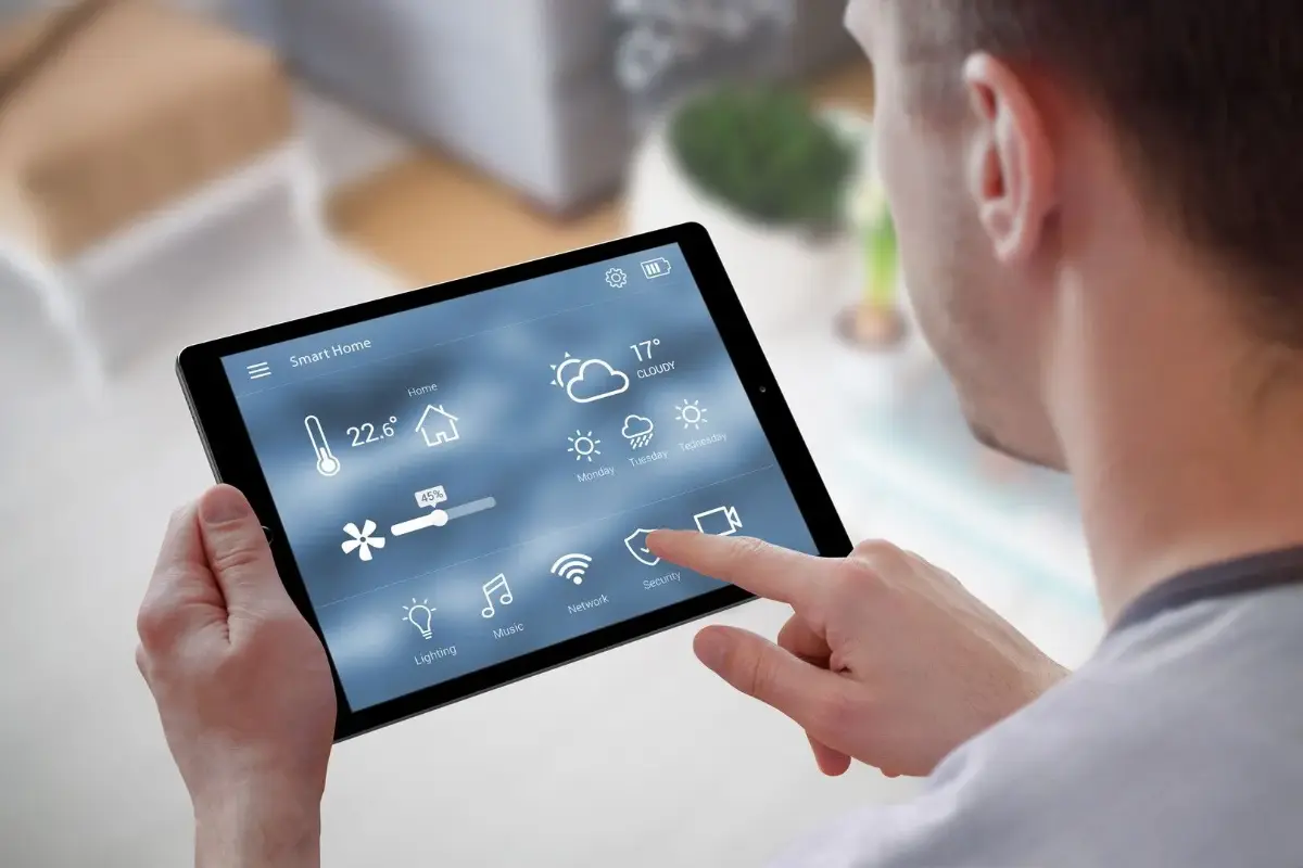 Eine Person bedient ein Tablet mit digitalen Symbolen auf dem Bildschirm.