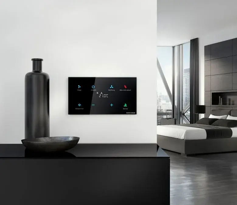 Moderne Wohnzimmerszene mit schwarzem Dekor und einem TV an der Wand.